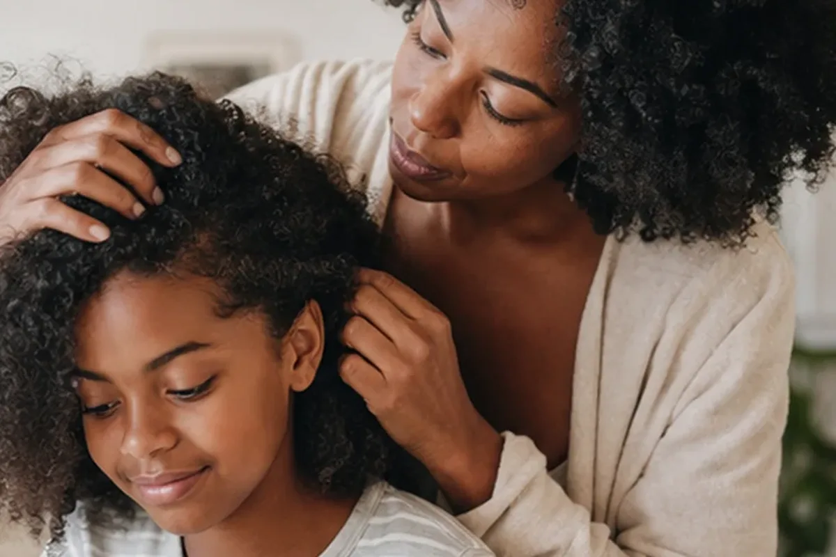 Redaktioneller Beauty-Moment zur Ausgangslage bei Haarbürste für lockiges Haar
