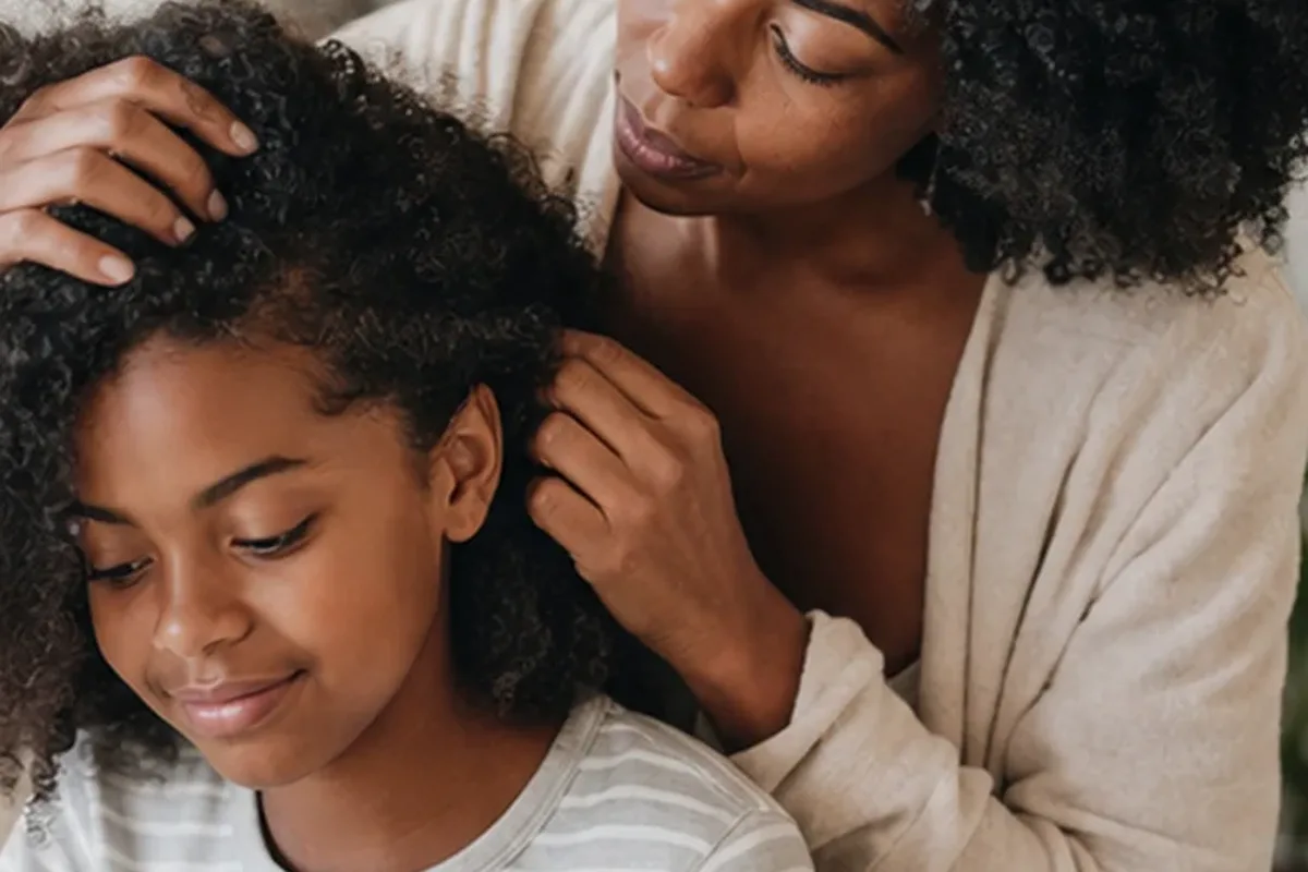 Emotionaler und authentischer Anwendungsmoment rund um Tiefenreinigungsshampoo für trockenes Haar