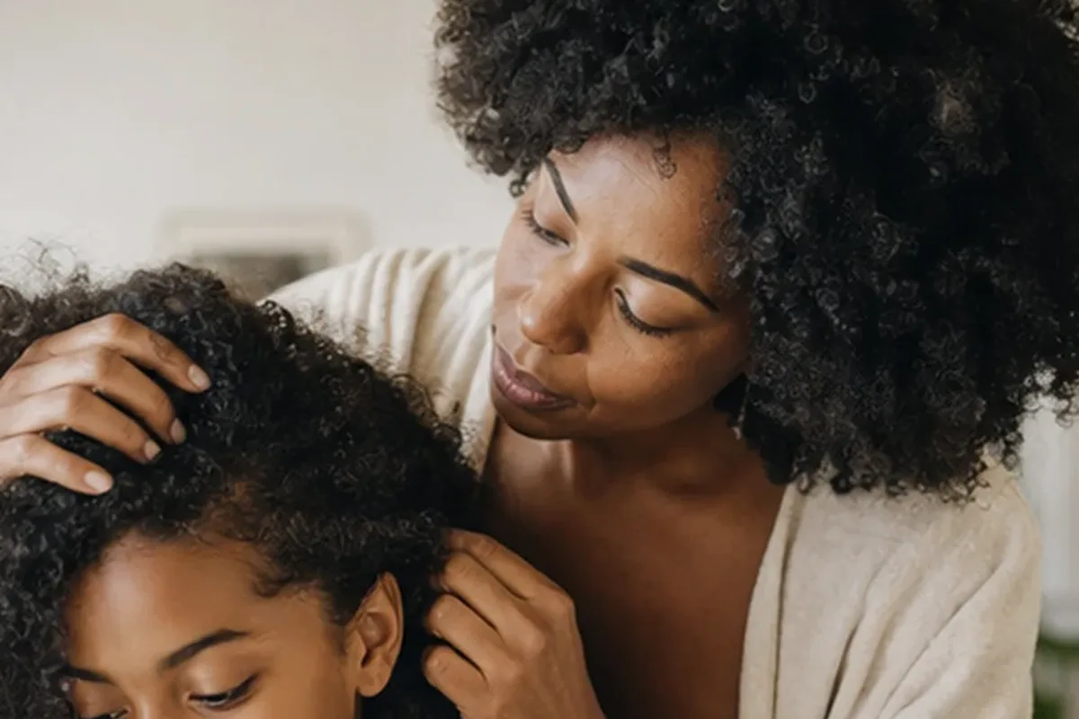 Authentischer Wohlfühlmoment passend zum Beauty-Thema Trockenshampoo für trockenes Haar