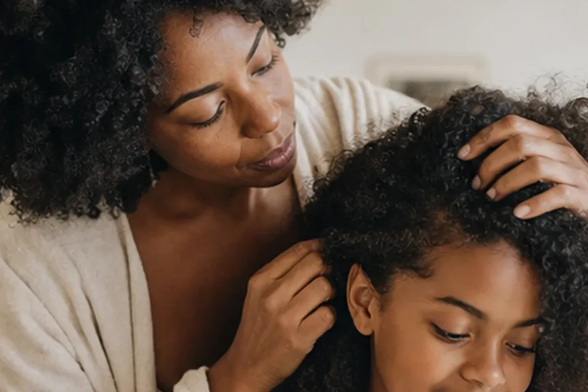 Redaktioneller Beauty-Moment zur Ausgangslage bei Tiefenreinigungsshampoo für lockiges Haar