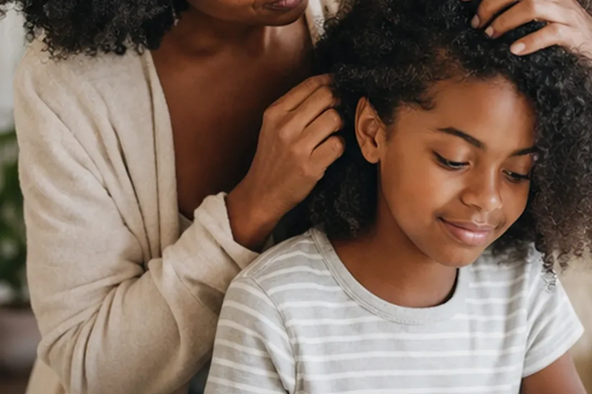 Authentischer Wohlfühlmoment passend zum Beauty-Thema Silbershampoo für empfindliche Kopfhaut