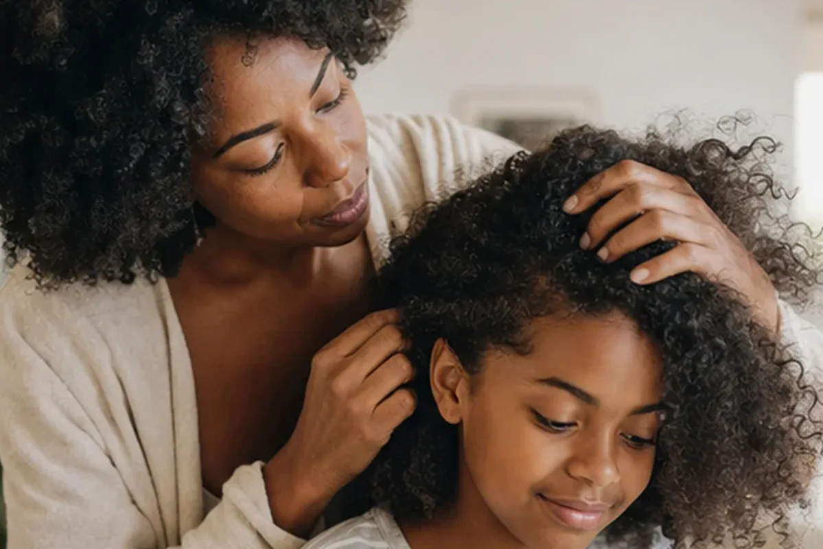 Hochwertige Beauty-Inszenierung zu Auswahlkriterien für Silbershampoo für lockiges Haar