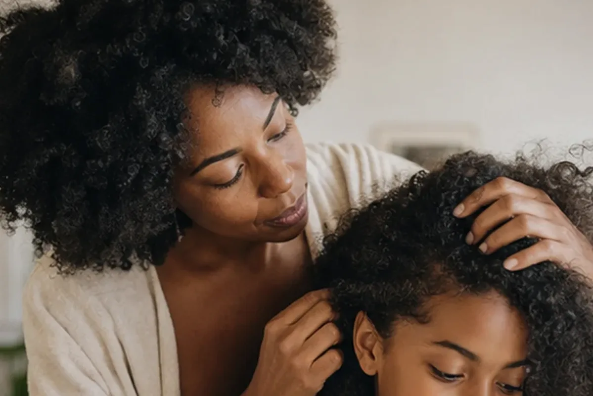 Hochwertige Beauty-Inszenierung zu Auswahlkriterien für Anti-Frizz-Pflege für strapaziertes Haar
