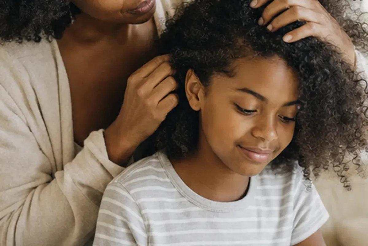 Hochwertige Beauty-Inszenierung zu Auswahlkriterien für Anti-Frizz-Pflege für empfindliche Kopfhaut
