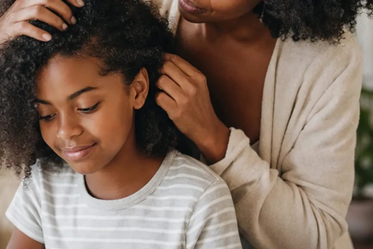 Emotionaler und authentischer Anwendungsmoment rund um Anti-Frizz-Pflege für feines Haar