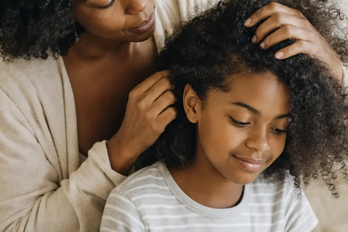 Emotionaler und authentischer Anwendungsmoment rund um Haarbürste für lockiges Haar