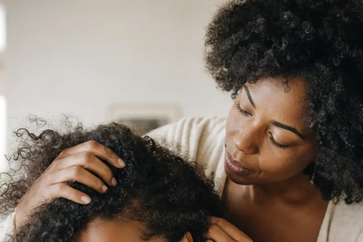 Authentische Beauty-Routine passend zum Thema Haarbürste bei fettigem Ansatz