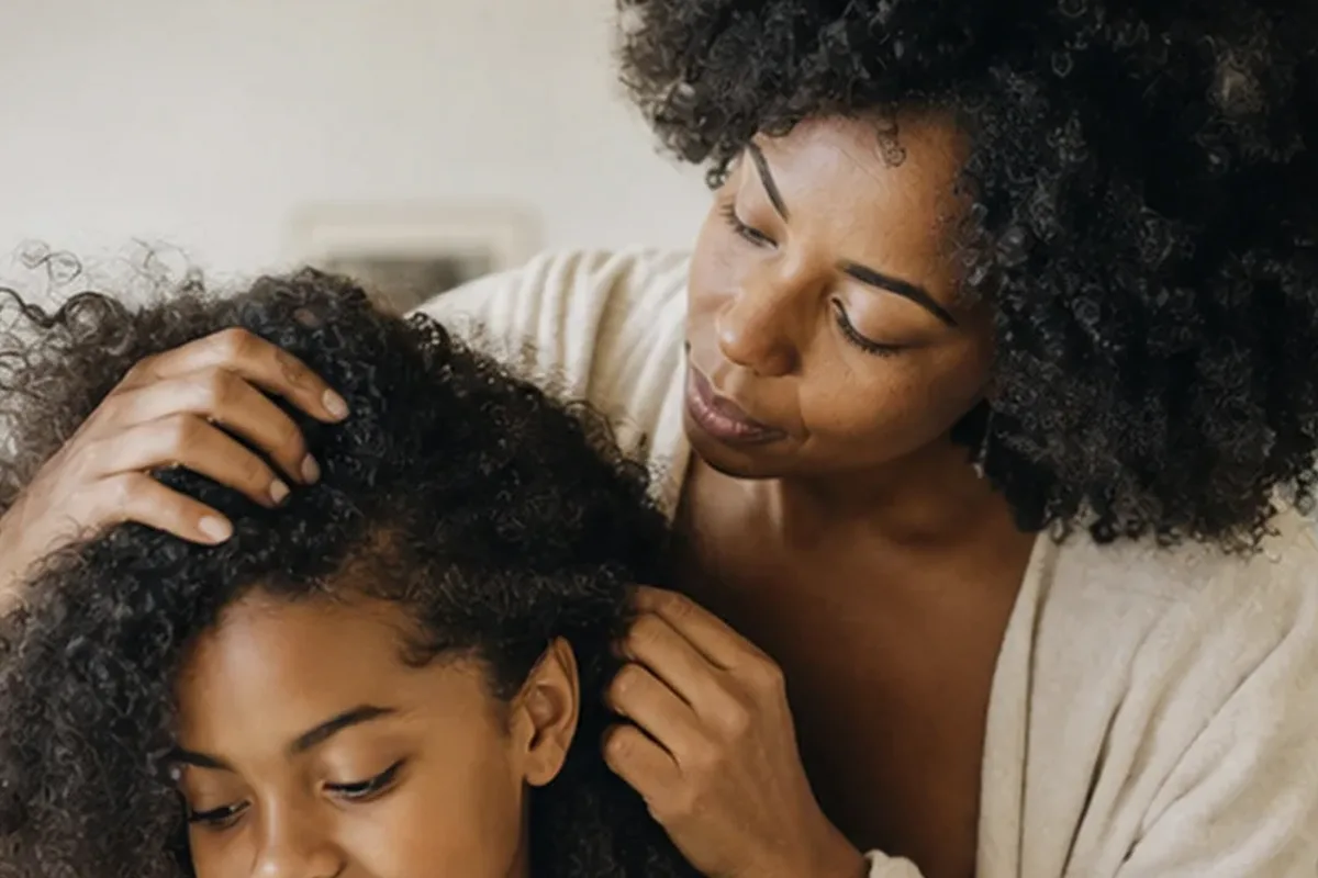 Emotionaler und authentischer Anwendungsmoment rund um Conditioner bei fettigem Ansatz