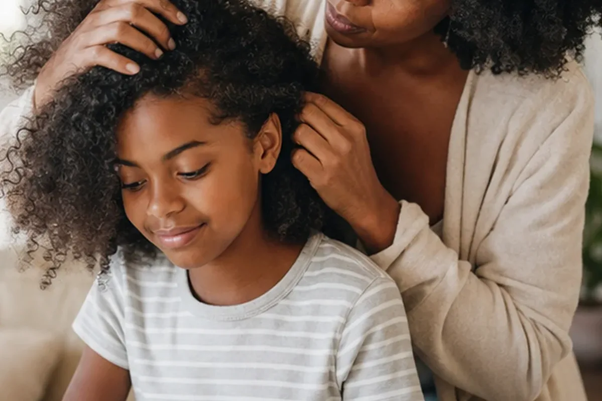 Redaktionelle Detailaufnahme zur Orientierung bei Anti-Frizz-Pflege für trockenes Haar