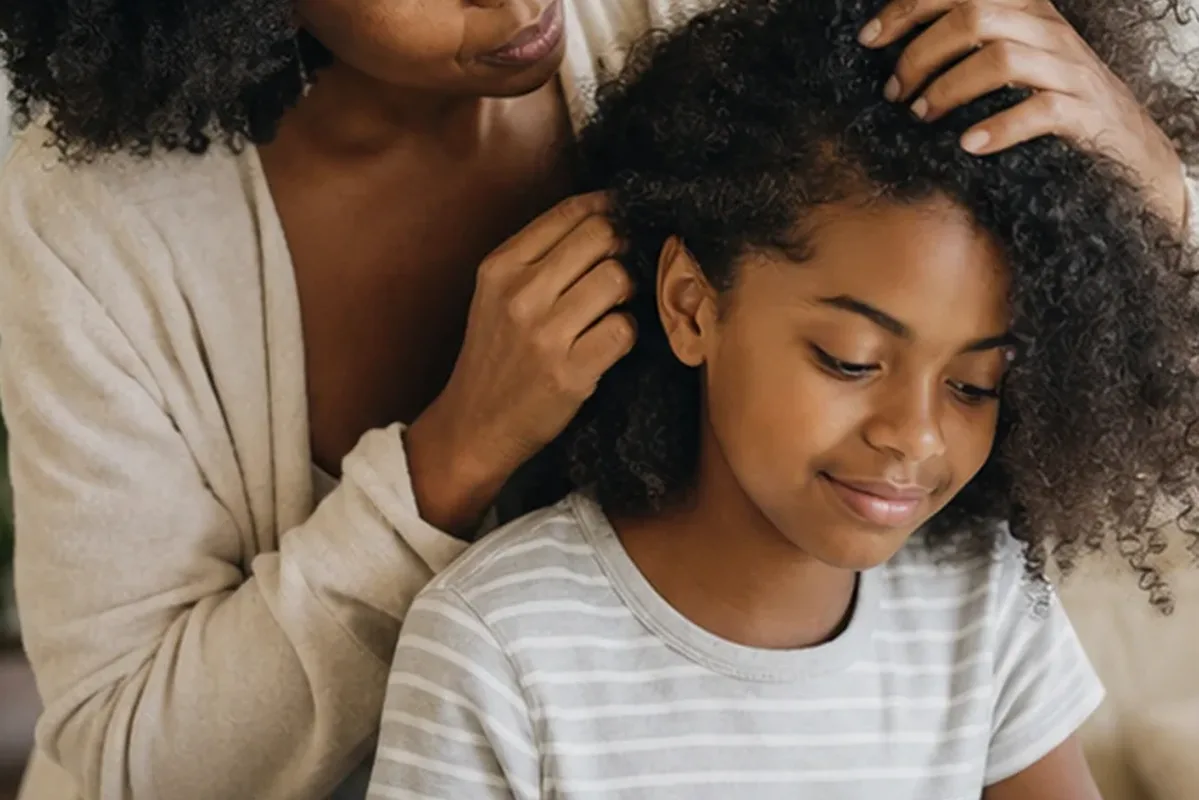 Authentischer Wohlfühlmoment passend zum Beauty-Thema Volumenspray für feines Haar