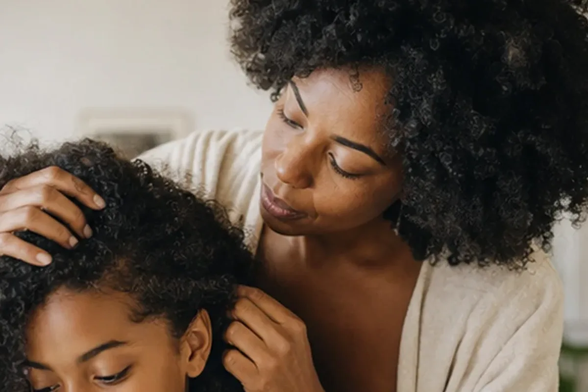 Redaktioneller Beauty-Moment zur Ausgangslage bei Haaröl bei Frizz