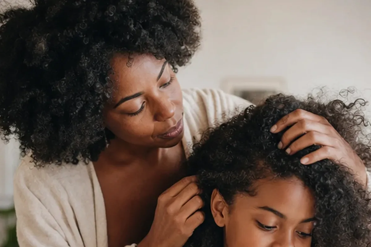Authentische Beauty-Routine passend zum Thema Leave-in-Pflege bei Haarbruch