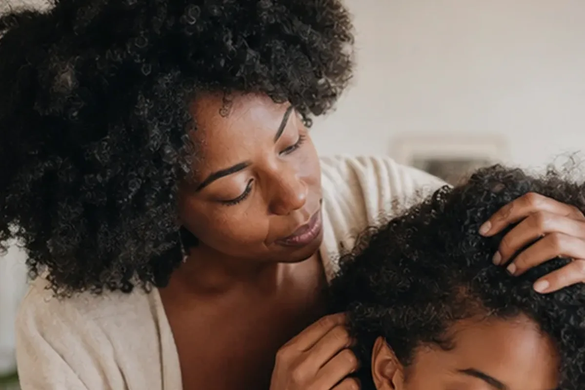 Authentische Beauty-Routine passend zum Thema Lockencreme für strapaziertes Haar