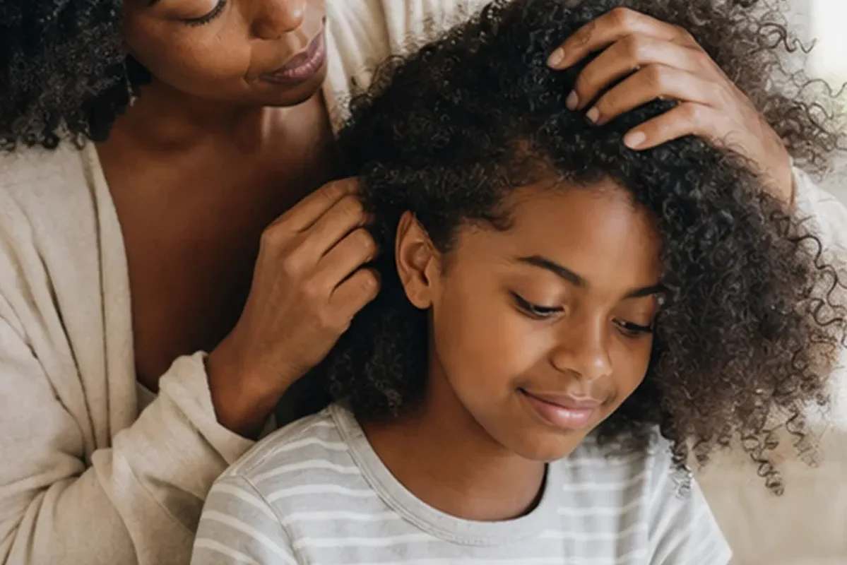 Emotionaler und authentischer Anwendungsmoment rund um Silbershampoo für feines Haar