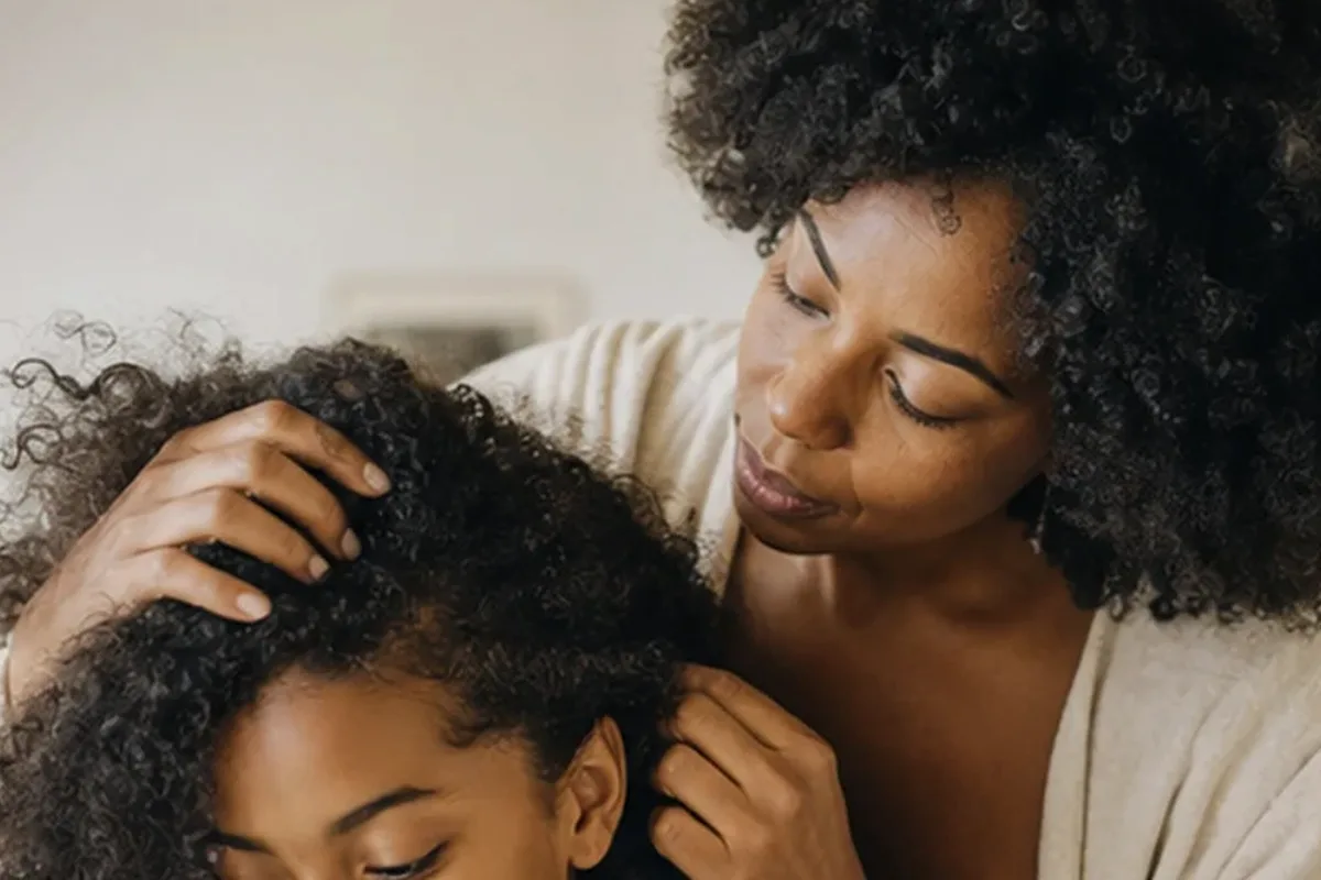Redaktioneller Beauty-Moment zur Ausgangslage bei Volumenspray für lockiges Haar