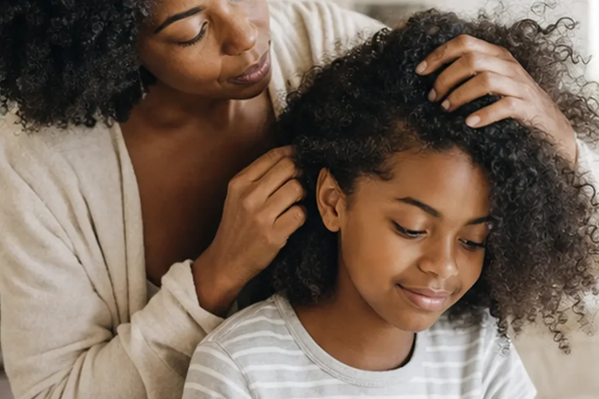 Authentische Beauty-Routine passend zum Thema Volumenspray bei Frizz