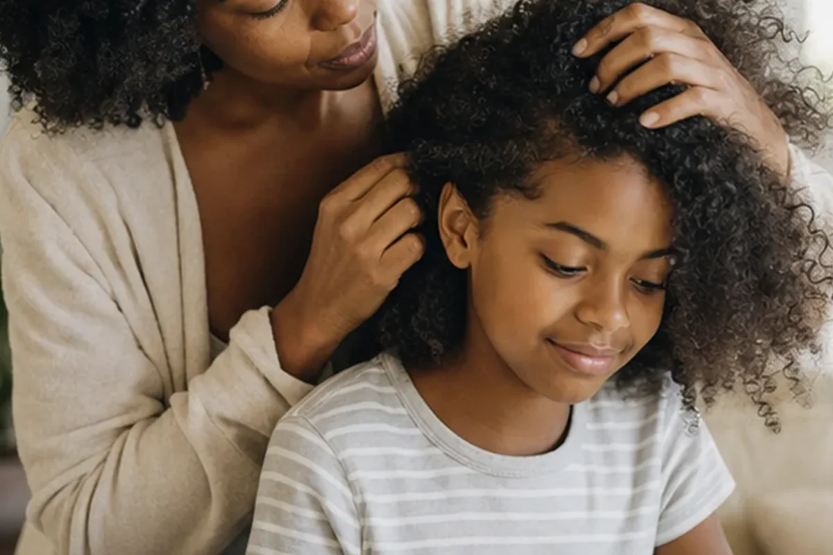 Redaktioneller Beauty-Moment zur Ausgangslage bei Volumenspray für feines Haar