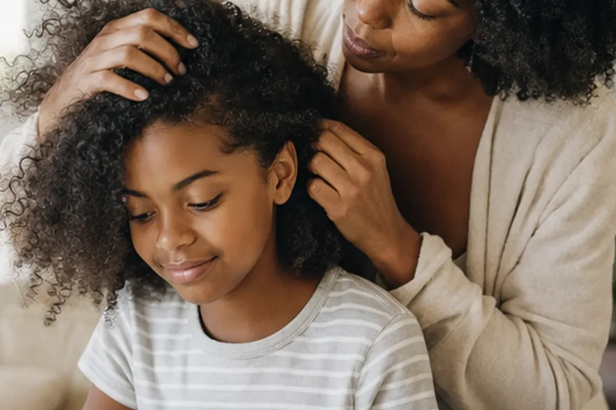 Redaktioneller Beauty-Moment zur Ausgangslage bei Trockenshampoo bei Haarbruch