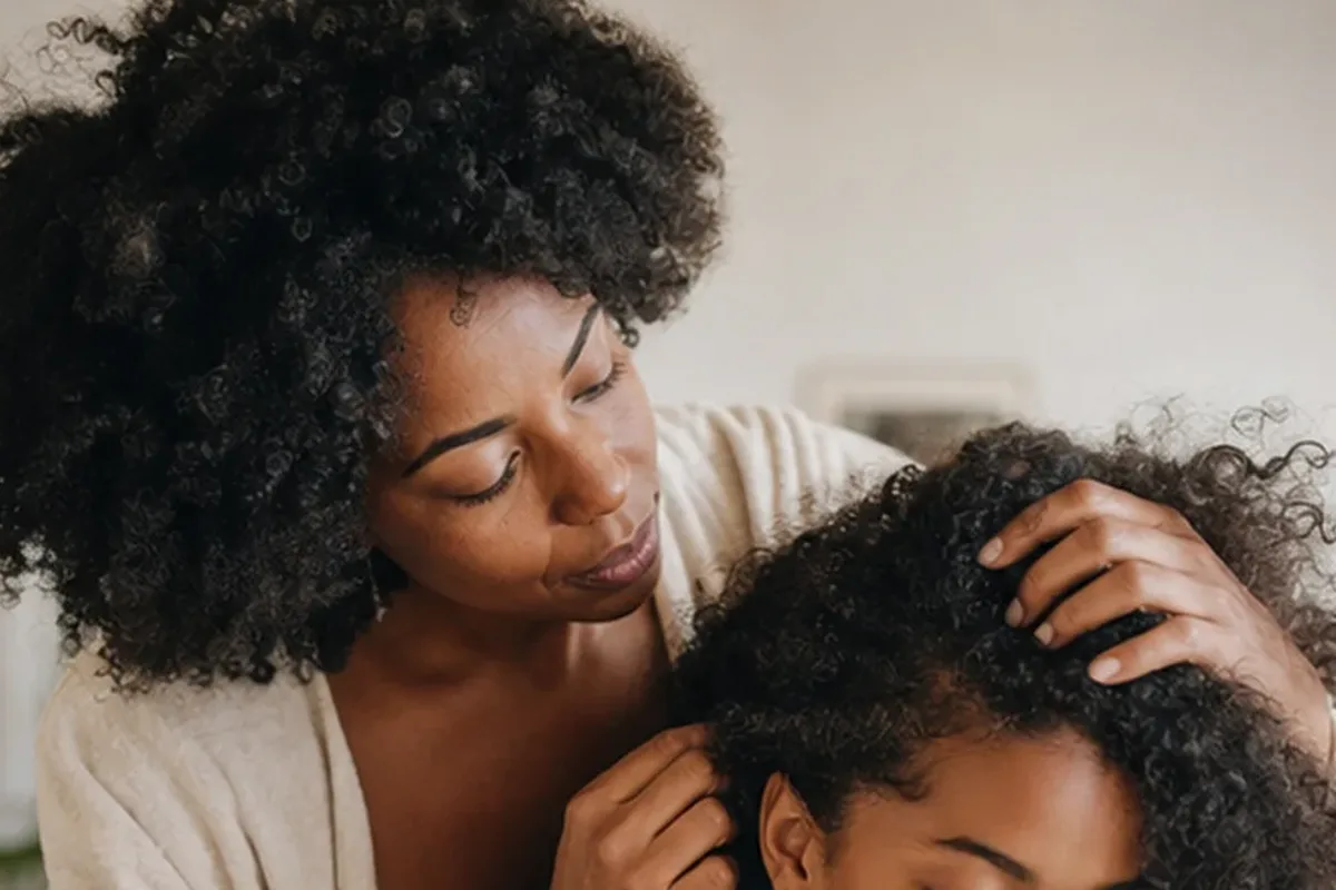 Authentischer Wohlfühlmoment passend zum Beauty-Thema Haartrockner bei fettigem Ansatz