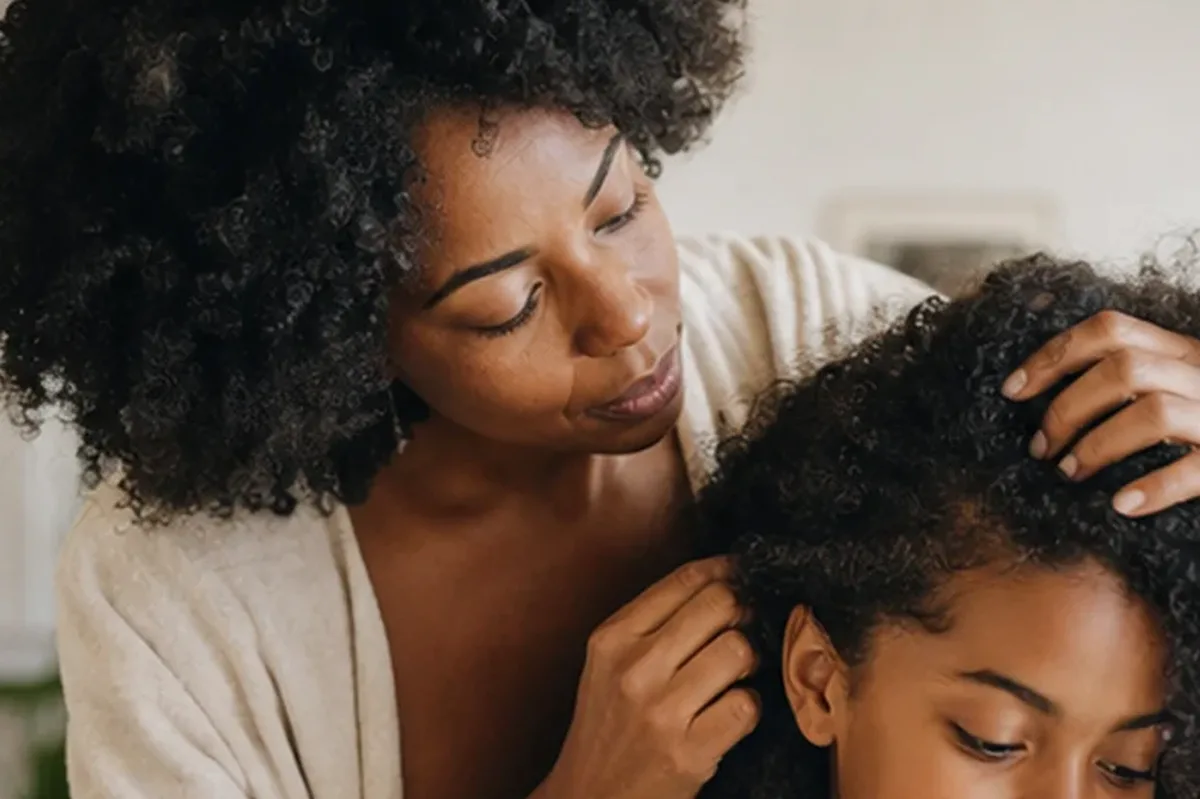 Redaktionelle Detailaufnahme zur Orientierung bei Volumenspray für lockiges Haar