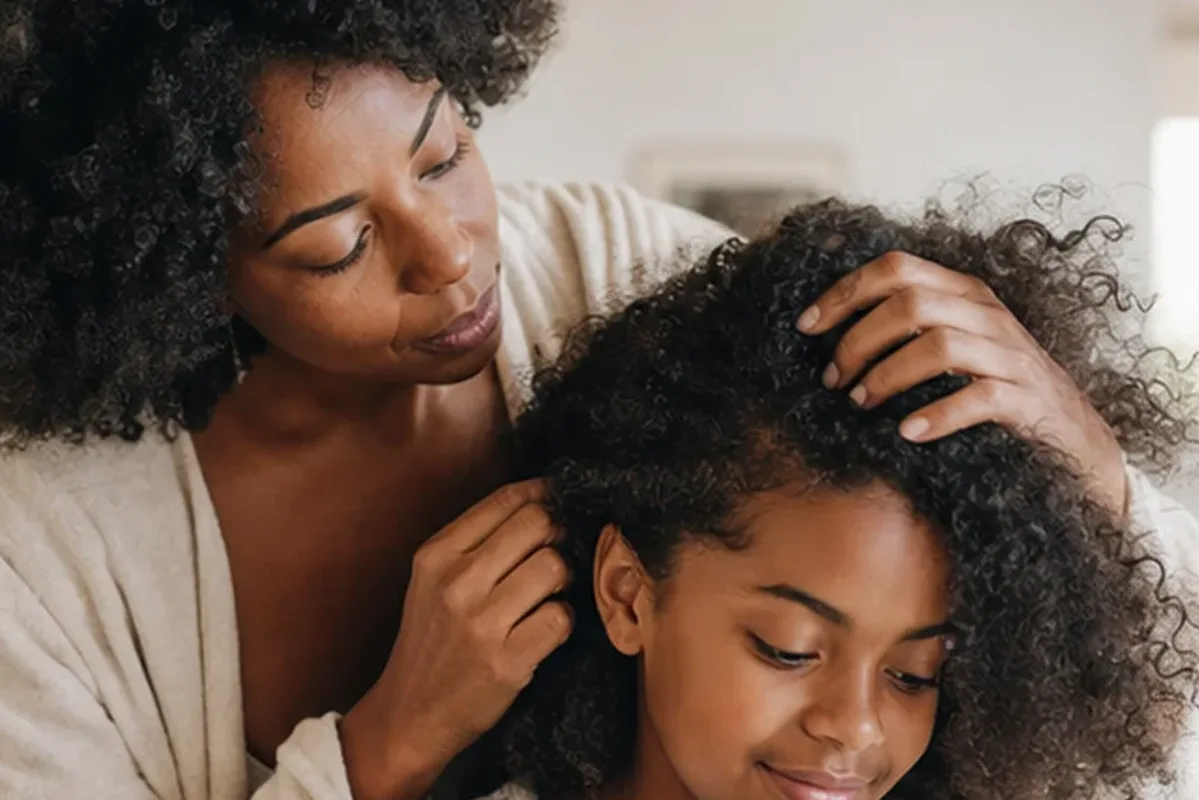 Emotionaler und authentischer Anwendungsmoment rund um Volumenspray für feines Haar