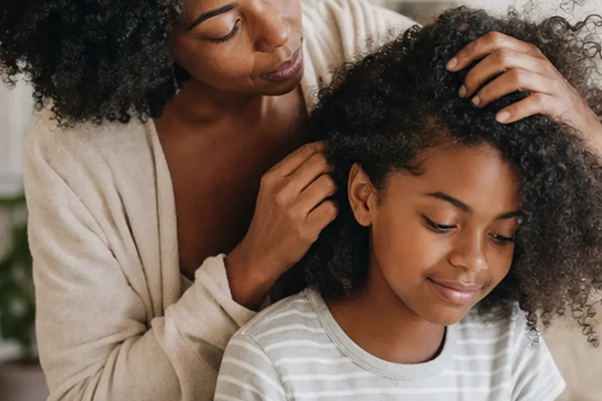 Redaktioneller Beauty-Moment zur Ausgangslage bei Hitzeschutz bei Frizz