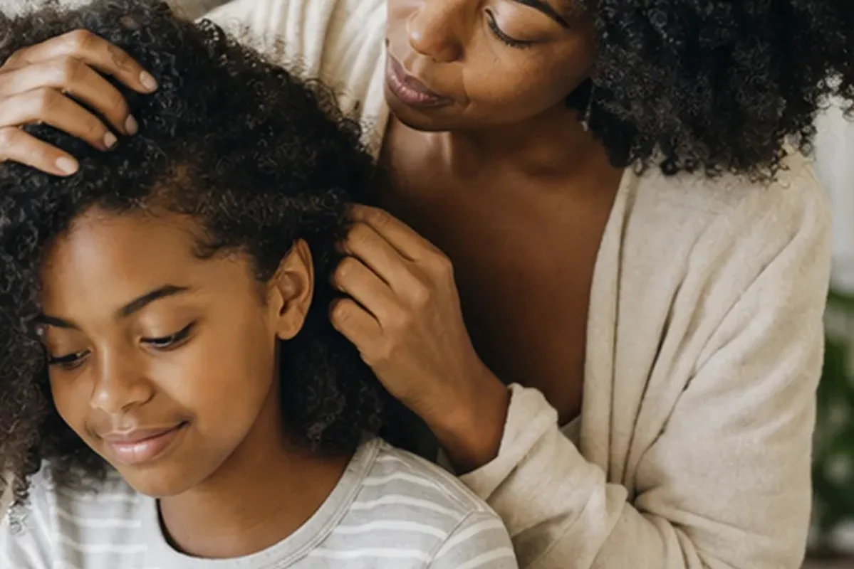 Hochwertige Beauty-Inszenierung zu Auswahlkriterien für Anti-Frizz-Pflege bei Frizz