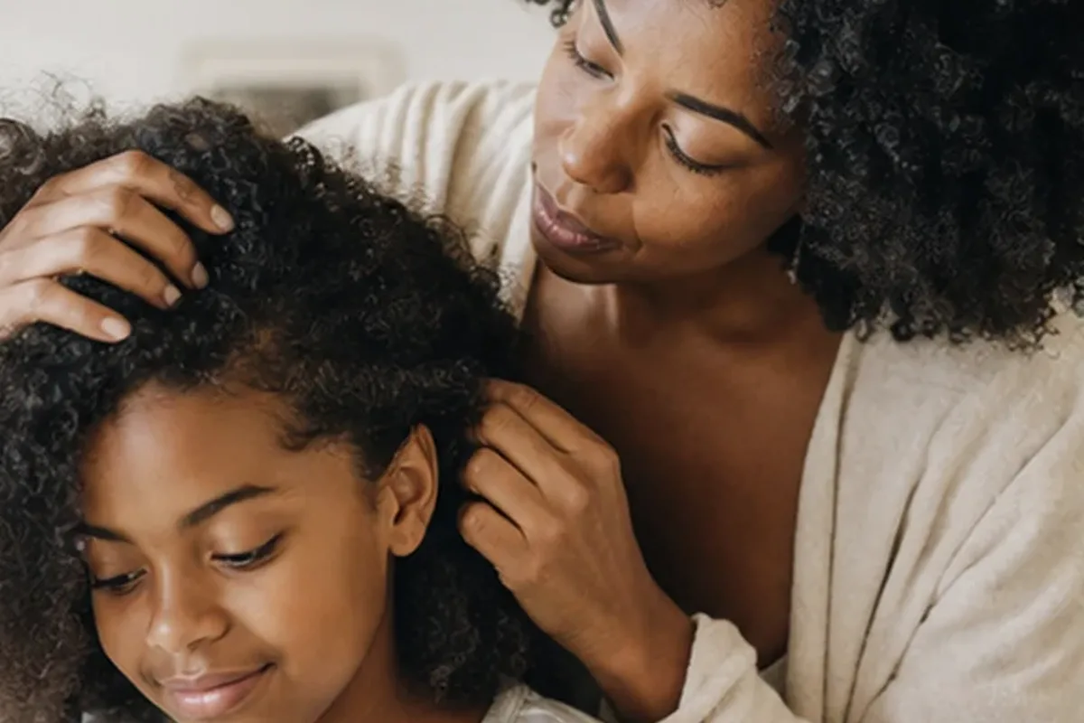 Authentischer Wohlfühlmoment passend zum Beauty-Thema Haarbürste für strapaziertes Haar