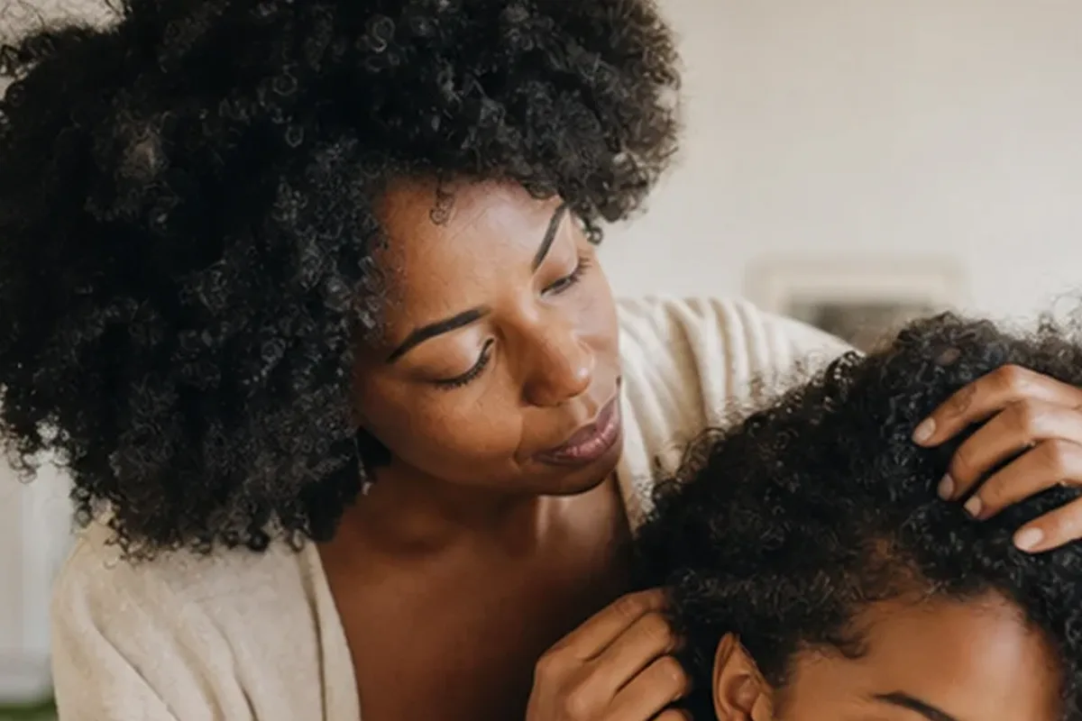 Hochwertige Beauty-Inszenierung zu Auswahlkriterien für Silbershampoo bei Haarbruch