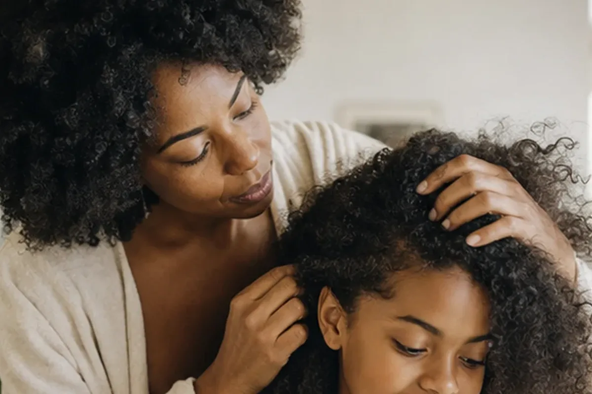 Redaktioneller Beauty-Moment zur Ausgangslage bei Haarbürste bei fettigem Ansatz