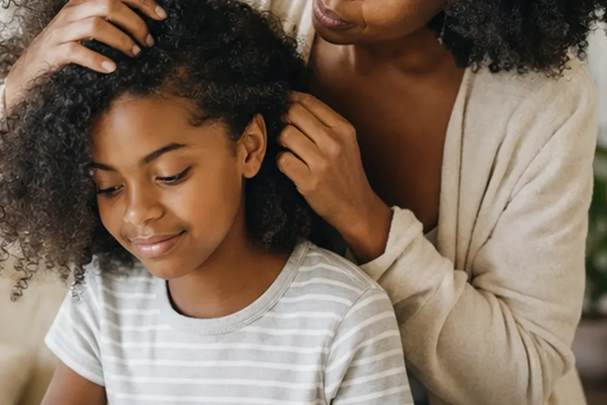 Hochwertige Beauty-Inszenierung zu Auswahlkriterien für Anti-Frizz-Pflege bei Haarbruch