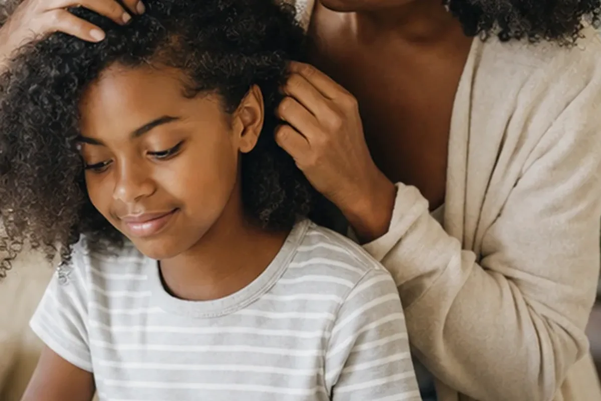 Redaktioneller Beauty-Moment zur Ausgangslage bei Anti-Frizz-Pflege bei Frizz