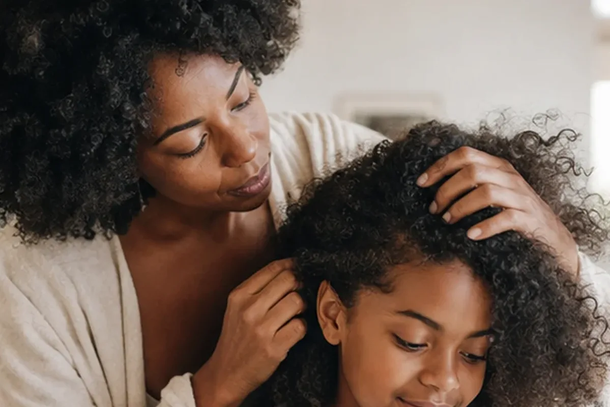Emotionaler und authentischer Anwendungsmoment rund um Mildes Shampoo für empfindliche Kopfhaut