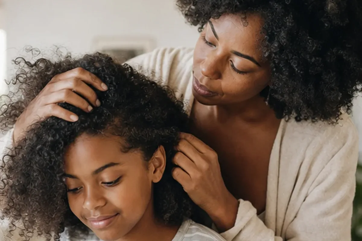 Emotionaler und authentischer Anwendungsmoment rund um Conditioner für strapaziertes Haar