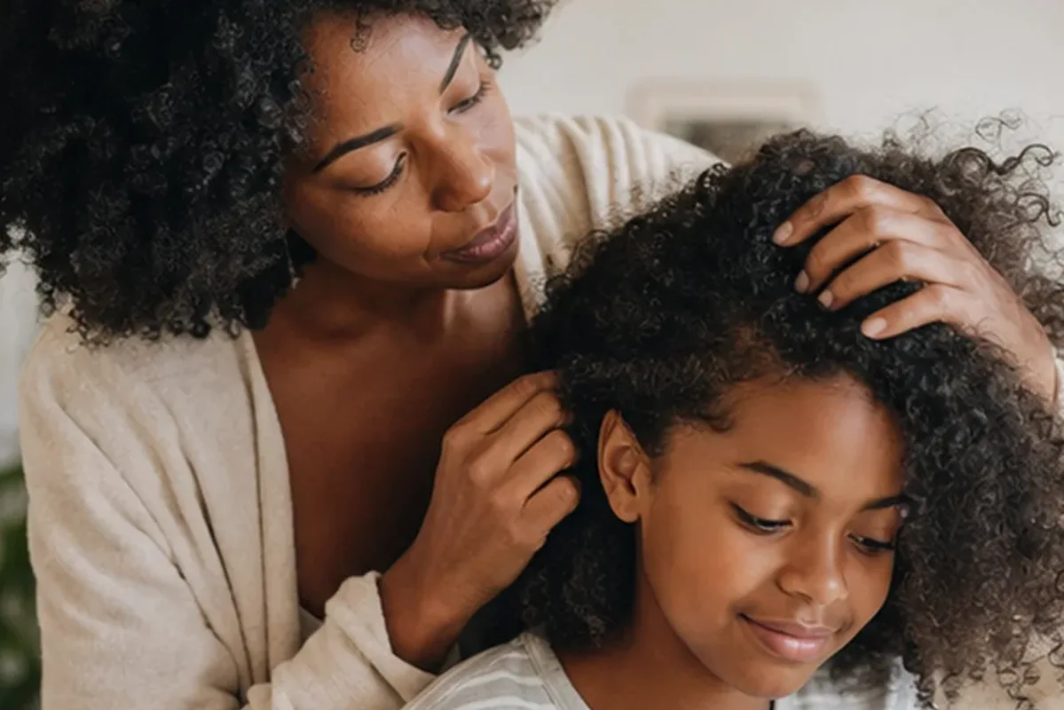 Hochwertige Beauty-Inszenierung zu Auswahlkriterien für Lockencreme bei Frizz