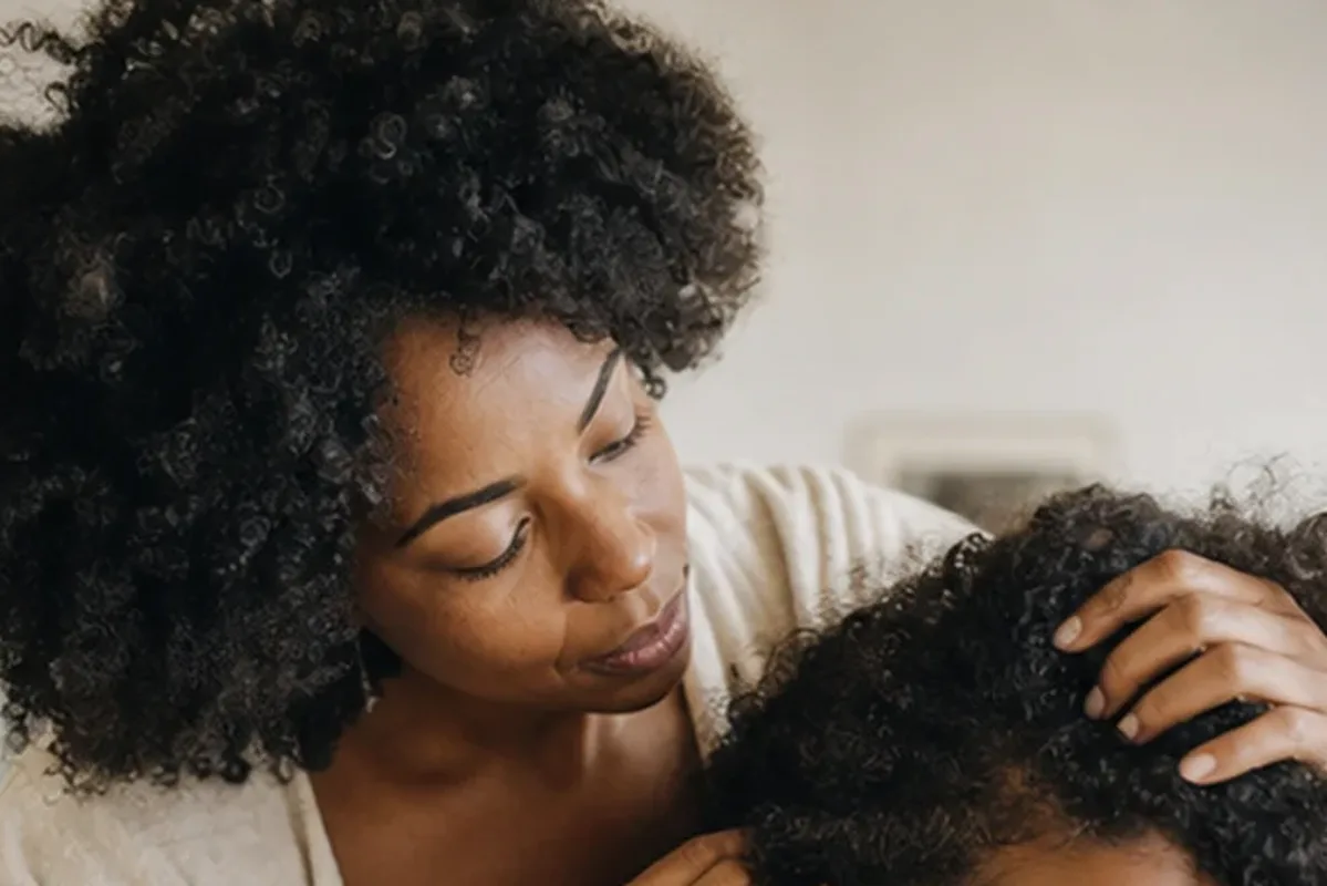 Hochwertige Beauty-Inszenierung zu Auswahlkriterien für Haarmaske für trockenes Haar