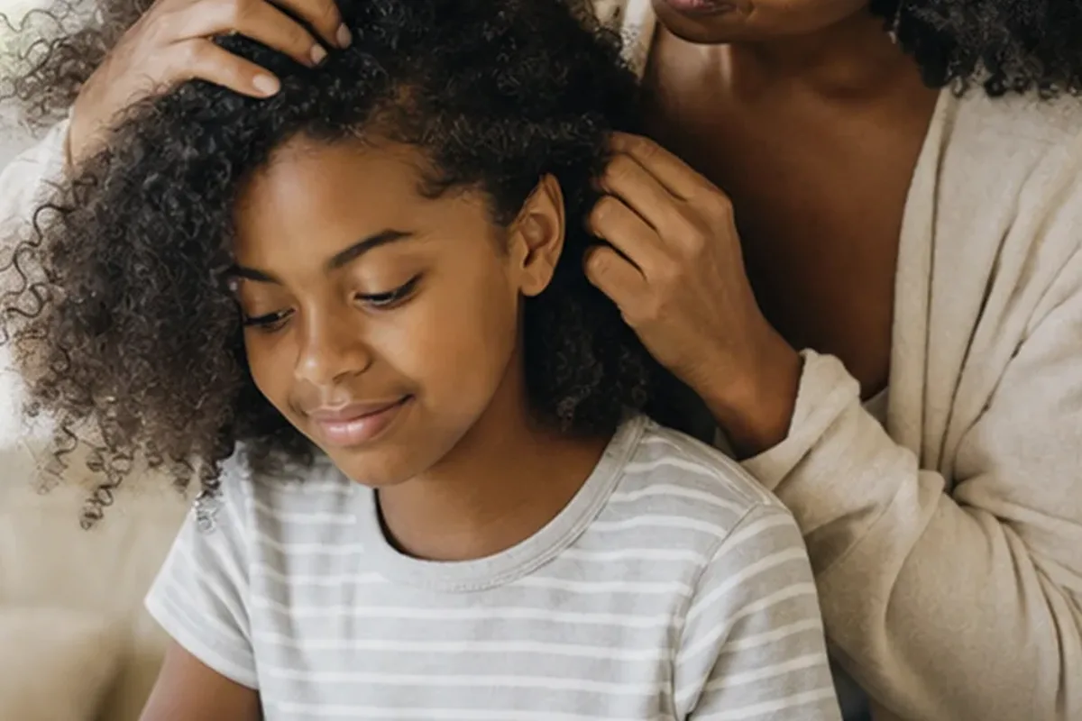 Emotionaler und authentischer Anwendungsmoment rund um Tiefenreinigungsshampoo für feines Haar