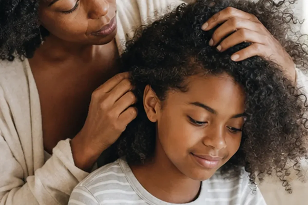 Emotionaler und authentischer Anwendungsmoment rund um Haaröl bei Frizz