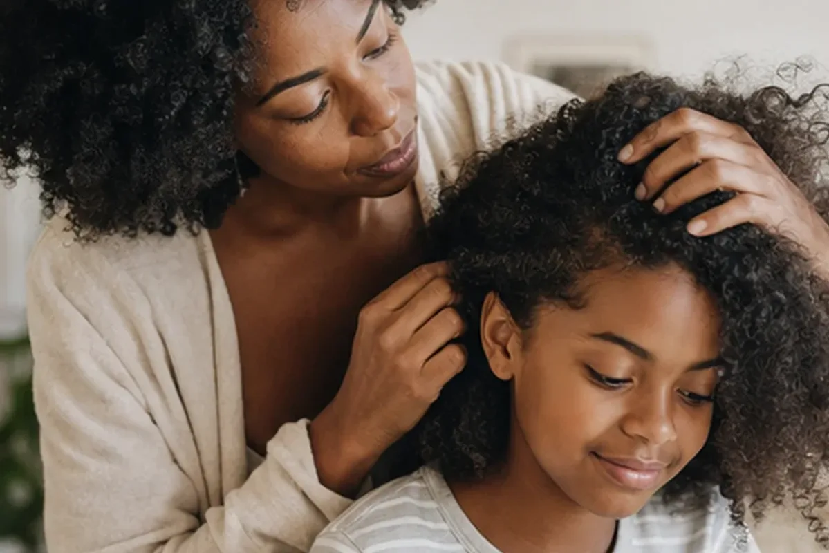 Redaktioneller Beauty-Moment zur Ausgangslage bei Haarbürste für lockiges Haar