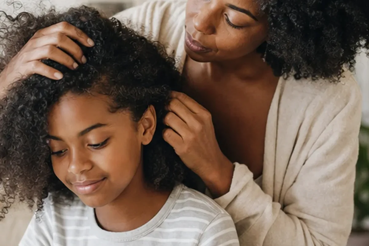 Hochwertige Beauty-Inszenierung zu Auswahlkriterien für Anti-Frizz-Pflege für strapaziertes Haar