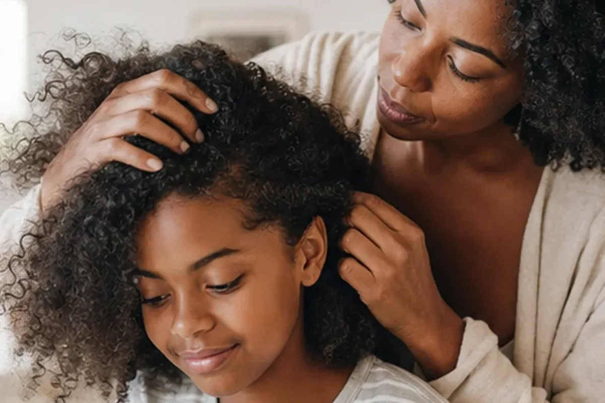 Redaktioneller Beauty-Moment zur Ausgangslage bei Haaröl für strapaziertes Haar