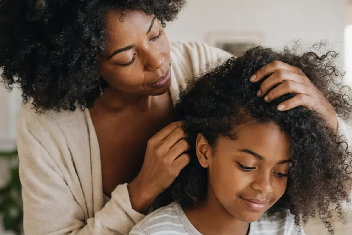 Authentischer Wohlfühlmoment passend zum Beauty-Thema Haarbürste bei fettigem Ansatz