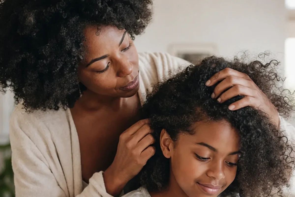 Authentischer Wohlfühlmoment passend zum Beauty-Thema Trockenshampoo für strapaziertes Haar