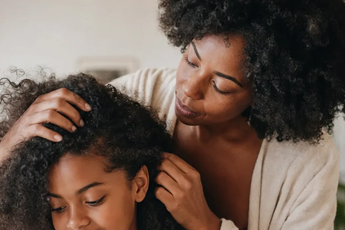 Redaktioneller Beauty-Moment zur Ausgangslage bei Lockengel für lockiges Haar