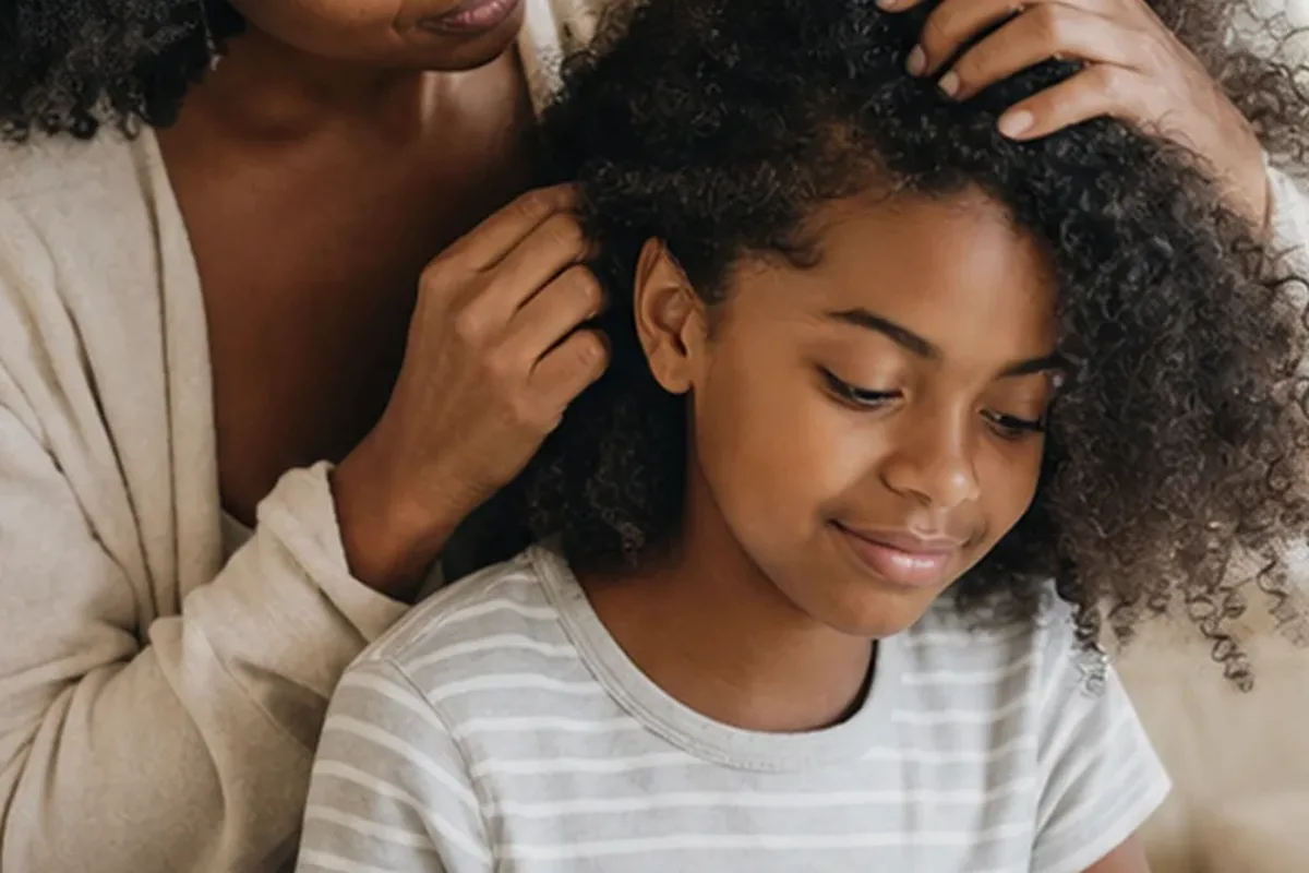 Emotionaler und authentischer Anwendungsmoment rund um Anti-Frizz-Pflege für strapaziertes Haar