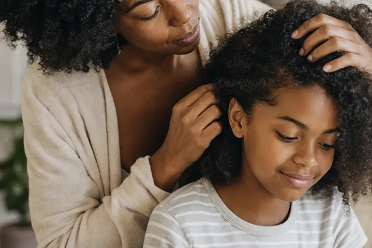 Authentischer Wohlfühlmoment passend zum Beauty-Thema Tiefenreinigungsshampoo für feines Haar