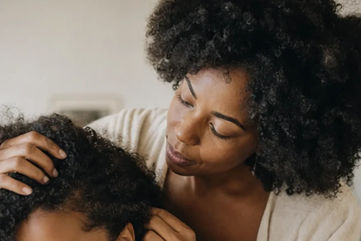 Emotionaler und authentischer Anwendungsmoment rund um Haaröl für strapaziertes Haar