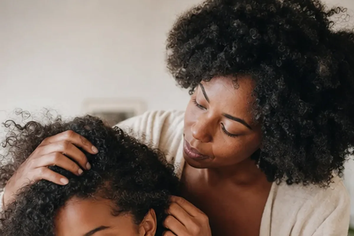Authentischer Wohlfühlmoment passend zum Beauty-Thema Conditioner für trockenes Haar
