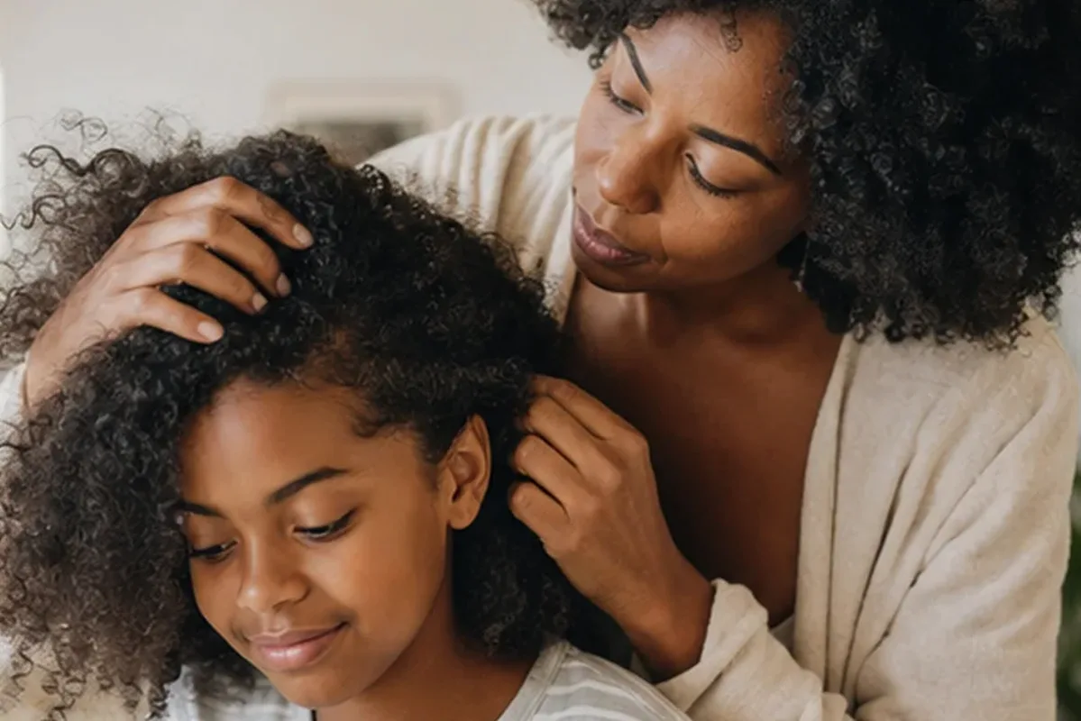 Redaktioneller Beauty-Moment zur Ausgangslage bei Volumenspray bei Frizz