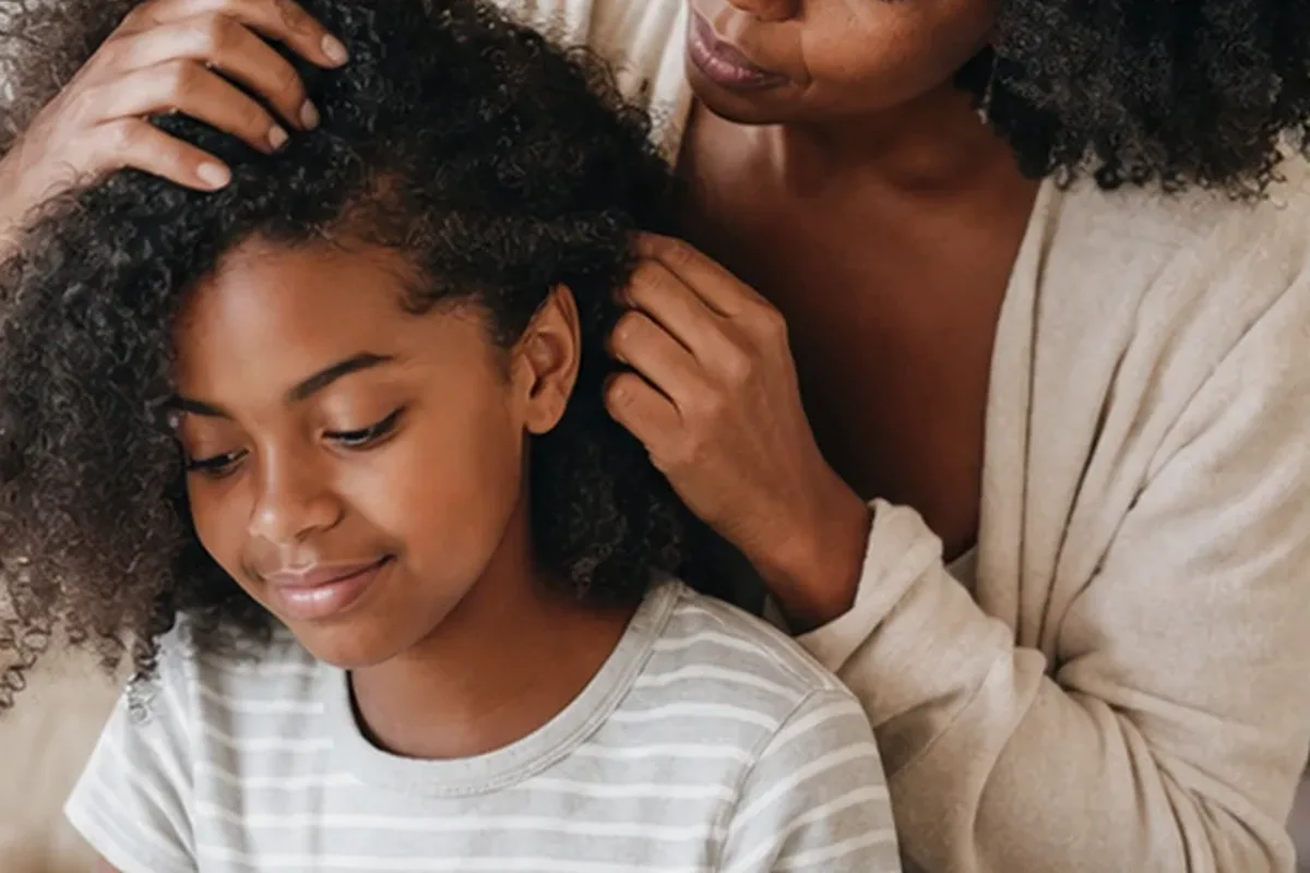Redaktioneller Beauty-Moment zur Ausgangslage bei Silbershampoo für strapaziertes Haar